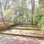 Escalones en jardín en Complejo Rural Victoria en Cuenca