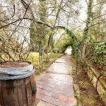 Paseo en jardines en Complejo Rural Victoria en Cuenca