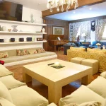 Salon con Tv de Villa en el Complejo Rural Victoria en Cuenca