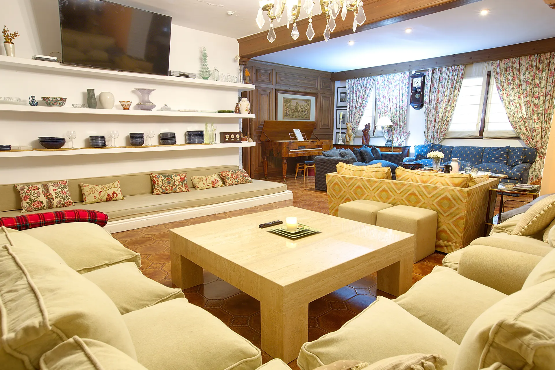 Salon con Tv de Villa en el Complejo Rural Victoria en Cuenca